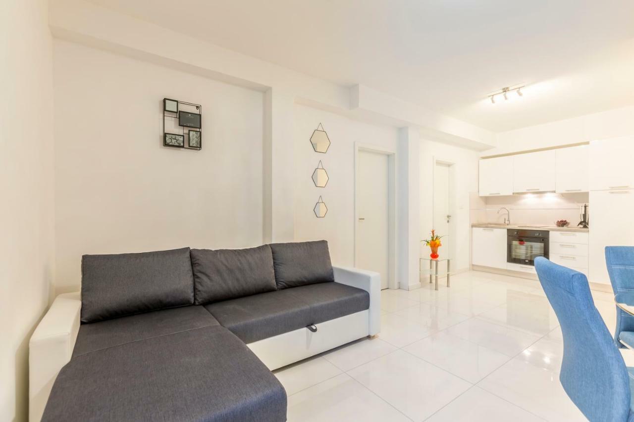 Apartments Karlo Подстрана Екстериор снимка